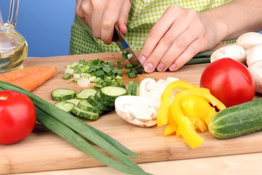 Nyiapkeun salad sayur pikeun tahap Cruise tina diet Dukan